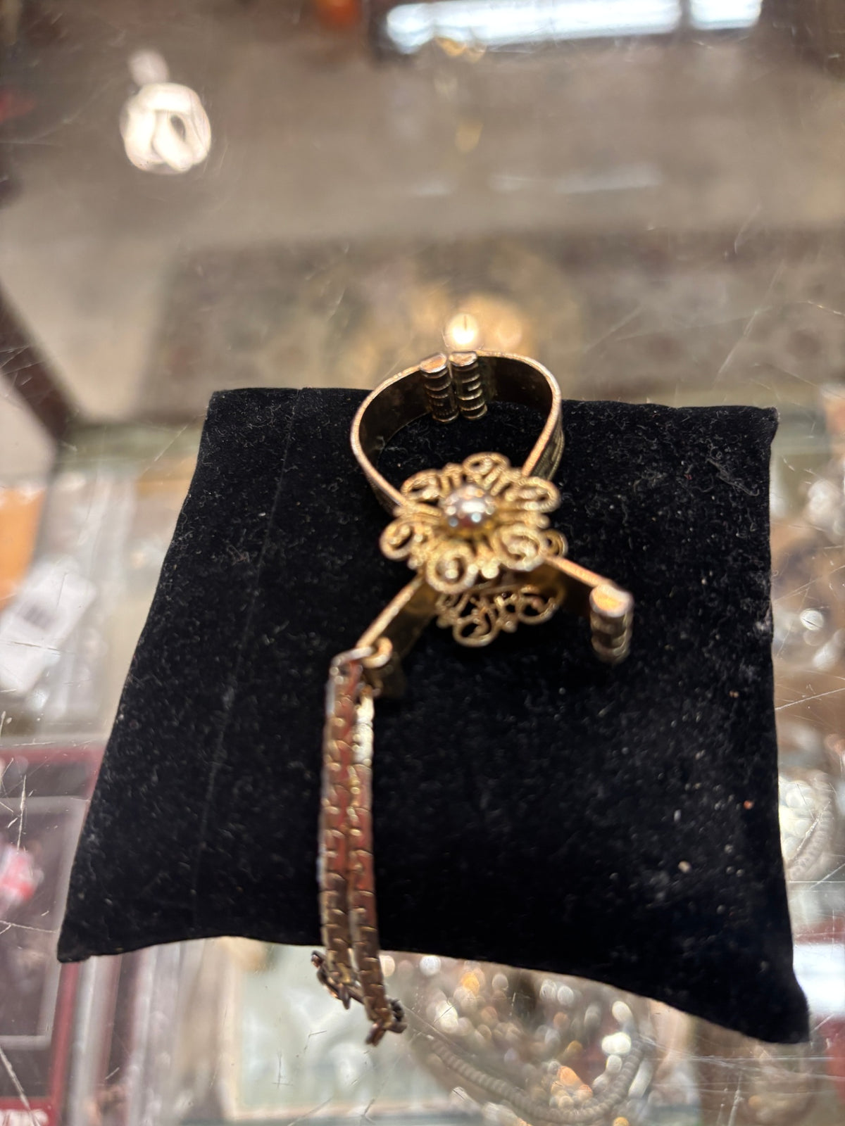 Vintage mid-century gold-tone glove clip or glove holder ring