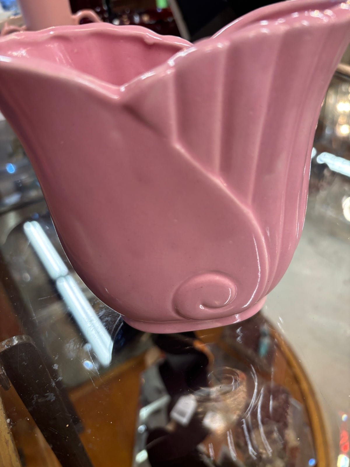 Pink ceramic vase with an Art Deco-inspired shell 