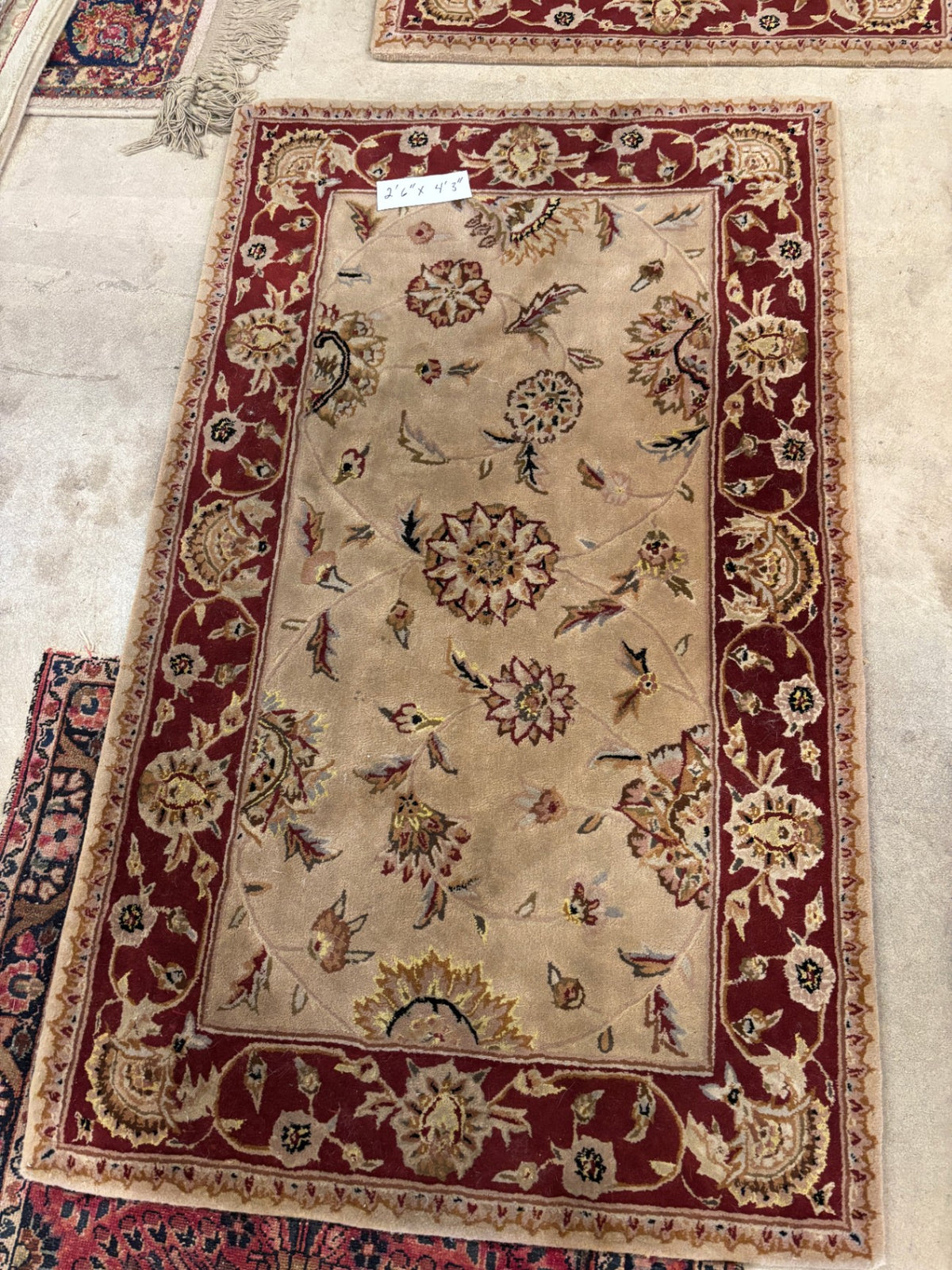 Traditional Floral Wool Accent Rug – Beige & Burgundy – 2'6" x 4'3"