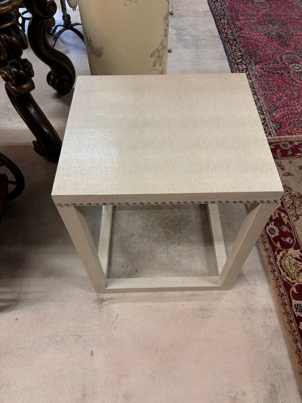 Modern Art Deco Stand Beige