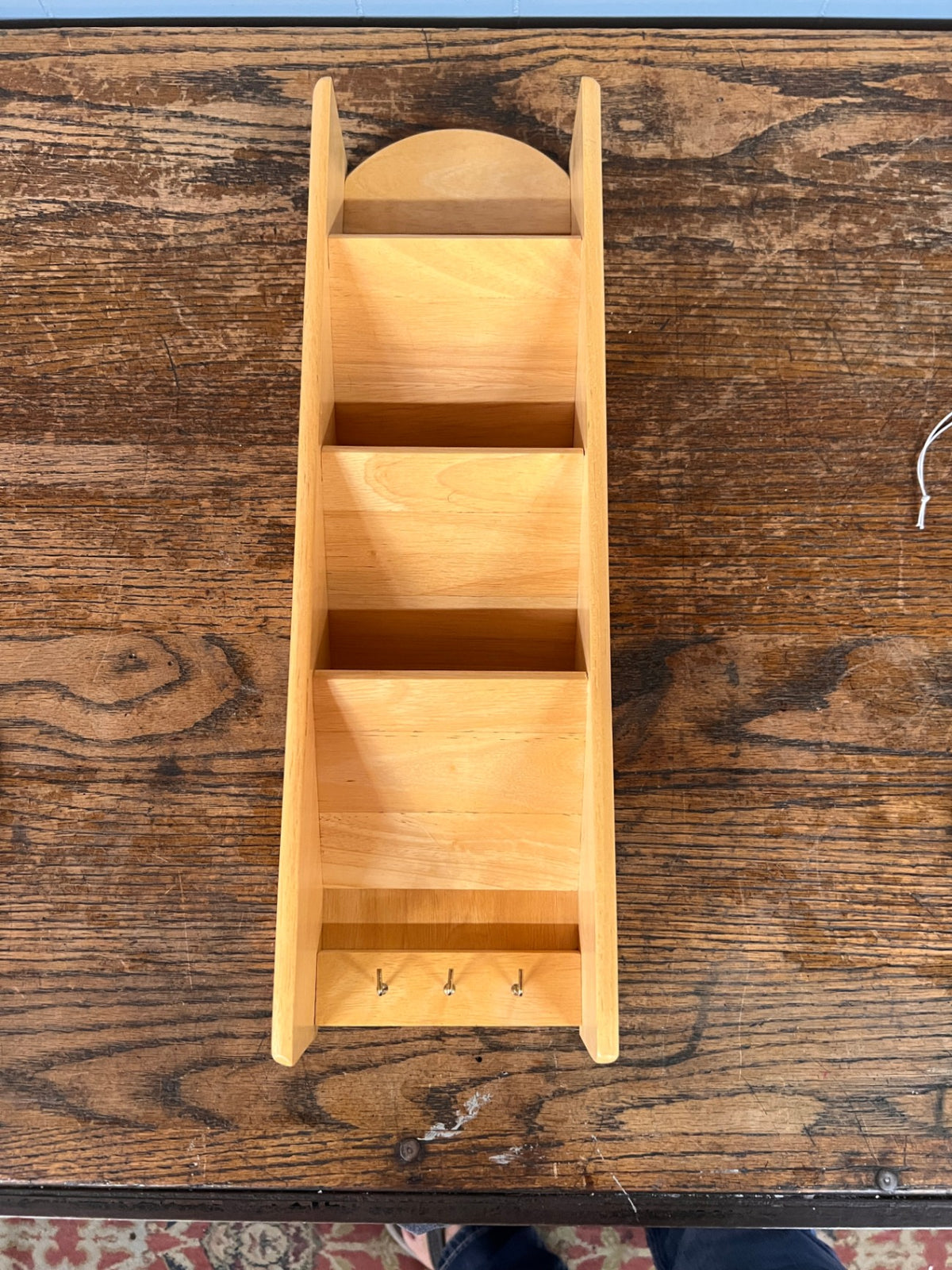 Vintage Wall Mounted Letter Rack with 3 Hooks, 3 Tier Mail Bill Sorter Organizer, Wooden Wall Shelf, Curio Display, Heavy Duty. Reme klod