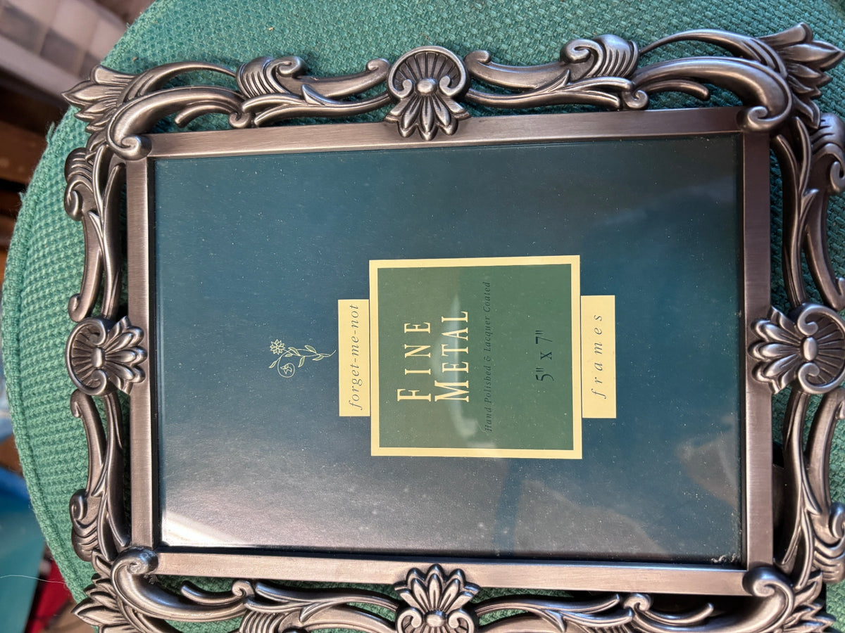 Vintage-style 5" x 7" picture frame 