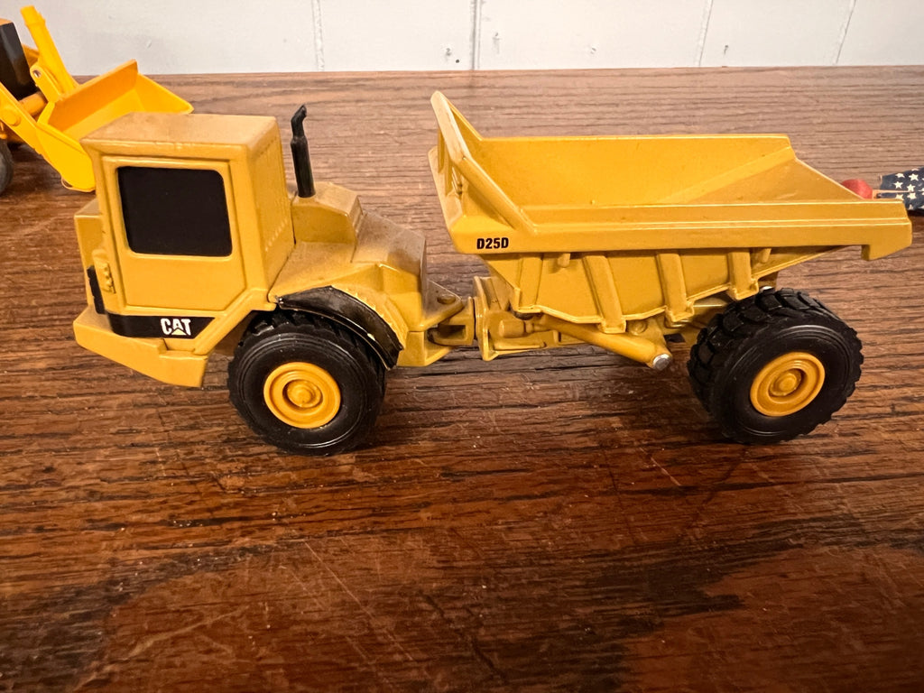Vintage ERTL Caterpillar CAT D25D Articulated Dump Truck Diecast Construction Toy – 1:64 Scale