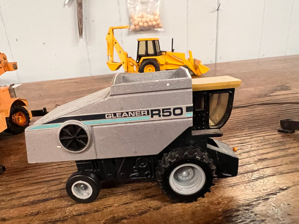 Vintage ERTL Gleaner R50 Combine Harvester Diecast Farm Toy – Broken Header – Parts or Repair