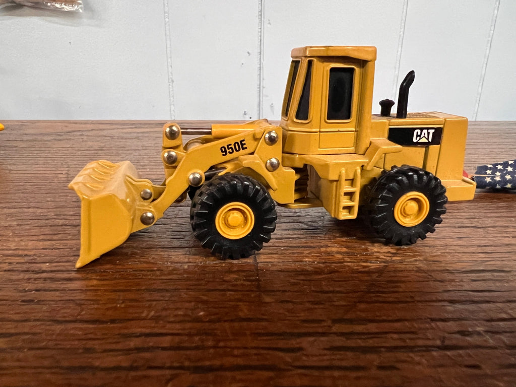 Vintage ERTL Caterpillar CAT 950E Wheel Loader Diecast Construction Toy – Yellow