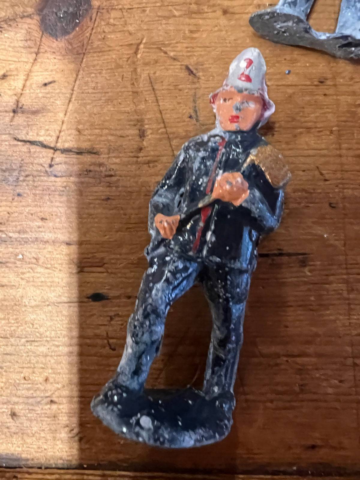 VINTAGE BARCLAY FIREMAN WITH AXE LEAD FIGURE (B187)