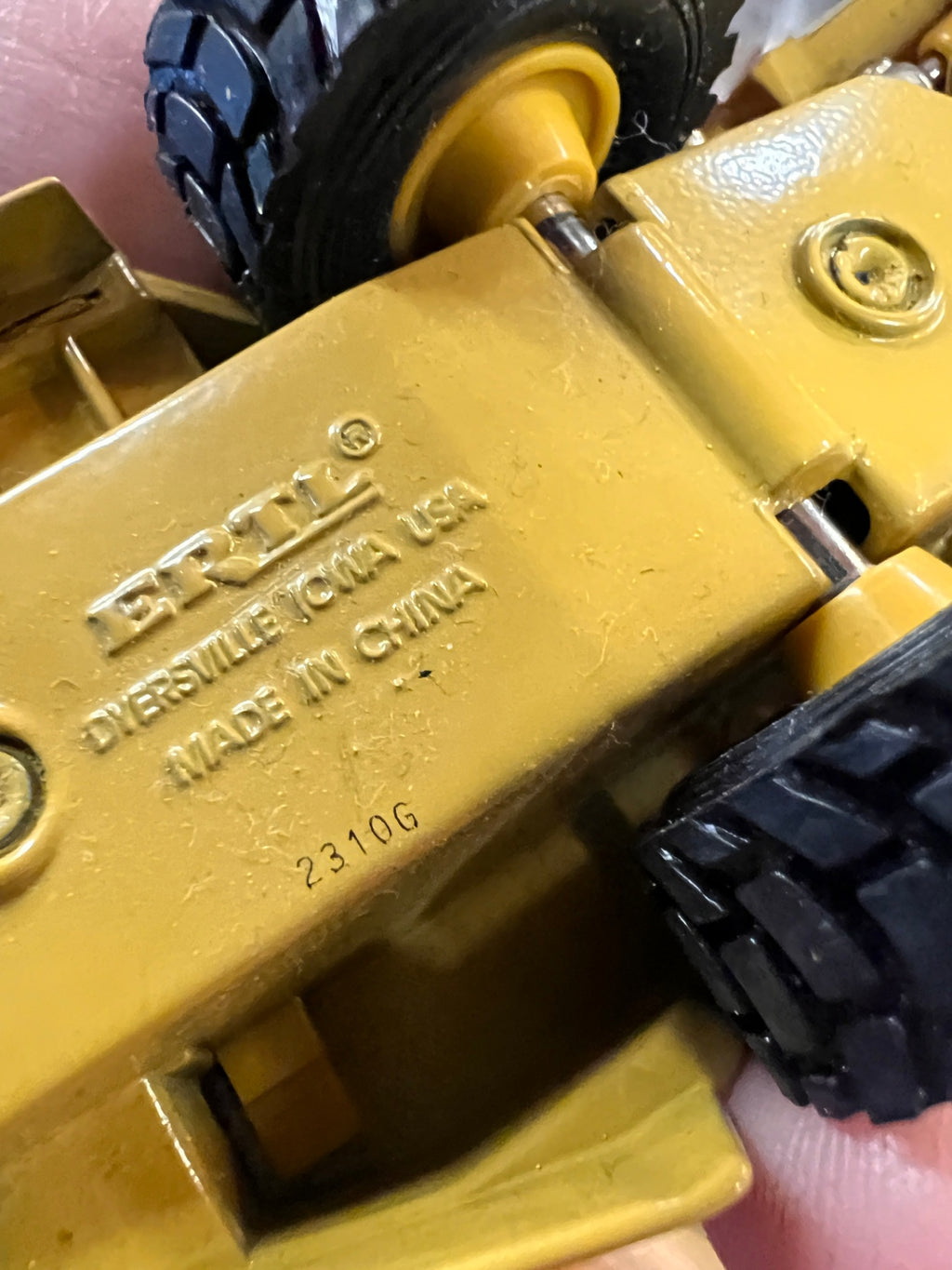 Vintage ERTL Caterpillar CAT D25D Articulated Dump Truck Diecast Construction Toy – 1:64 Scale