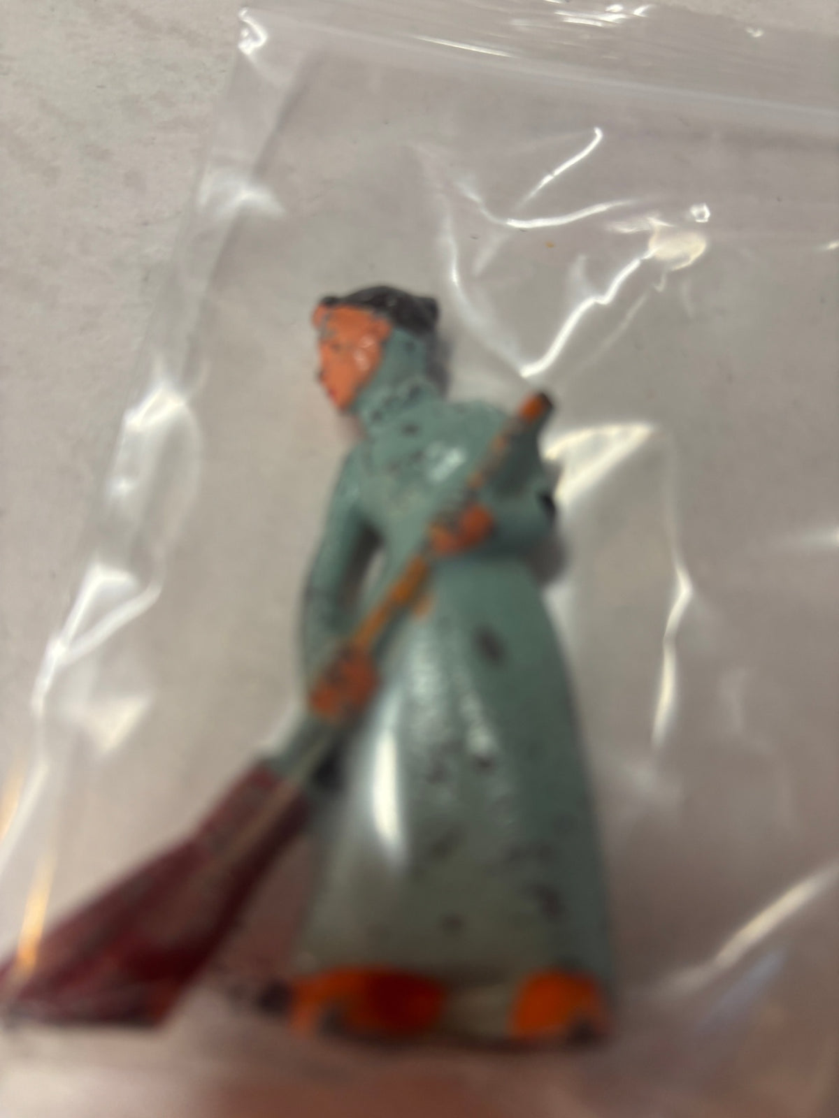 Vintage Manoil Happy Farm 41/35 lead Woman sweeping, good paint, lead toy 1941