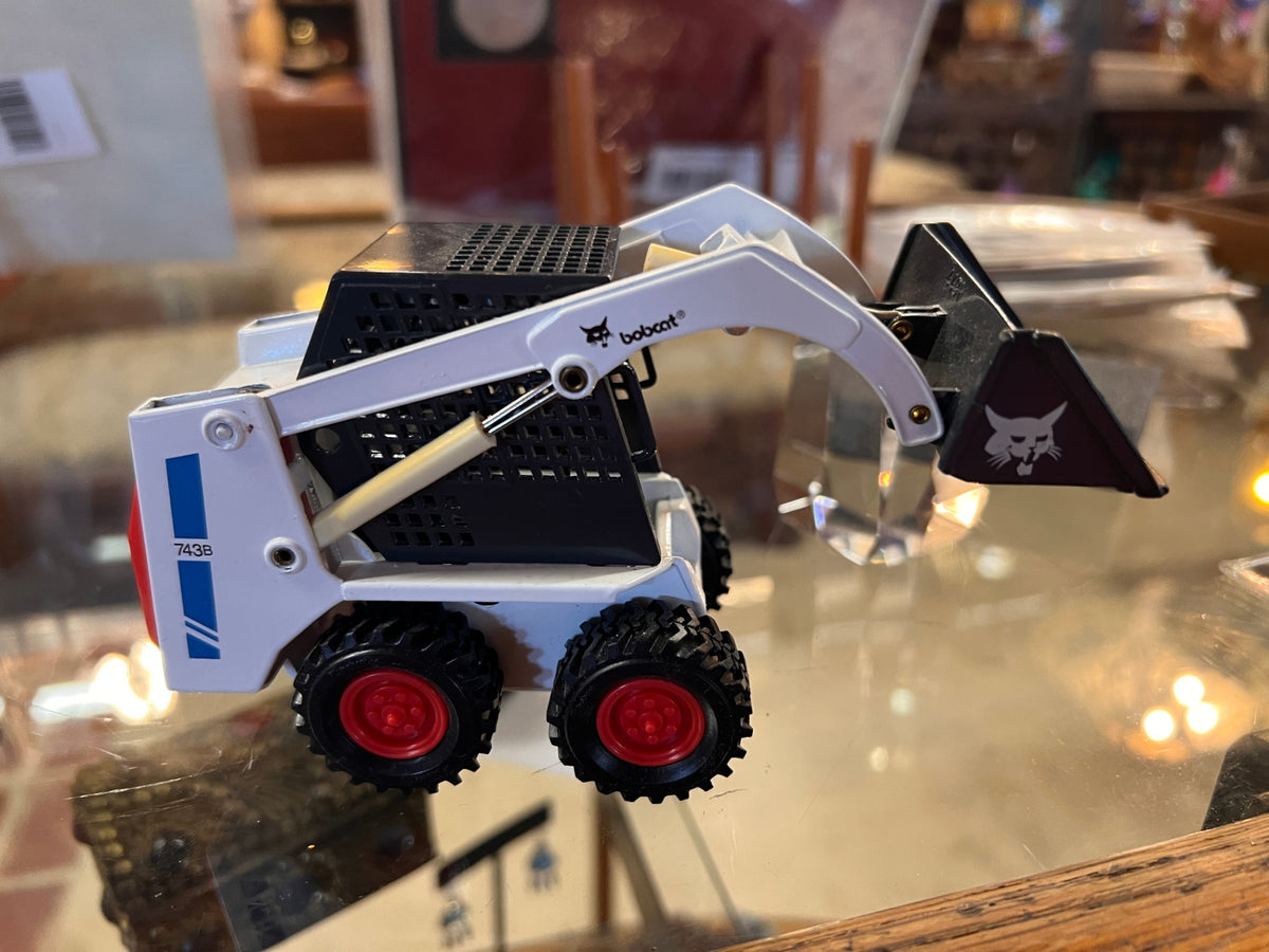 Vintage Clover Bobcat 743B Skid Steer Loader Diecast Model 4731 – 1:19 Scale