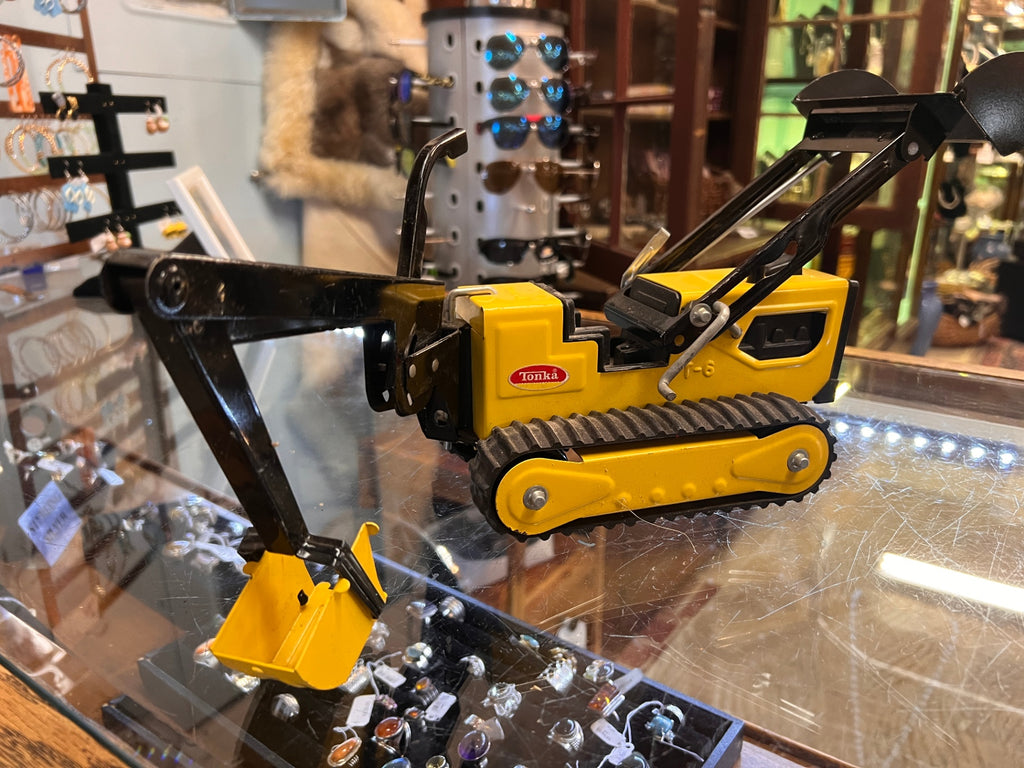 Vintage Tonka T-6 Metal Tracked Excavator Backhoe – Yellow Construction Toy with Digging Bucket