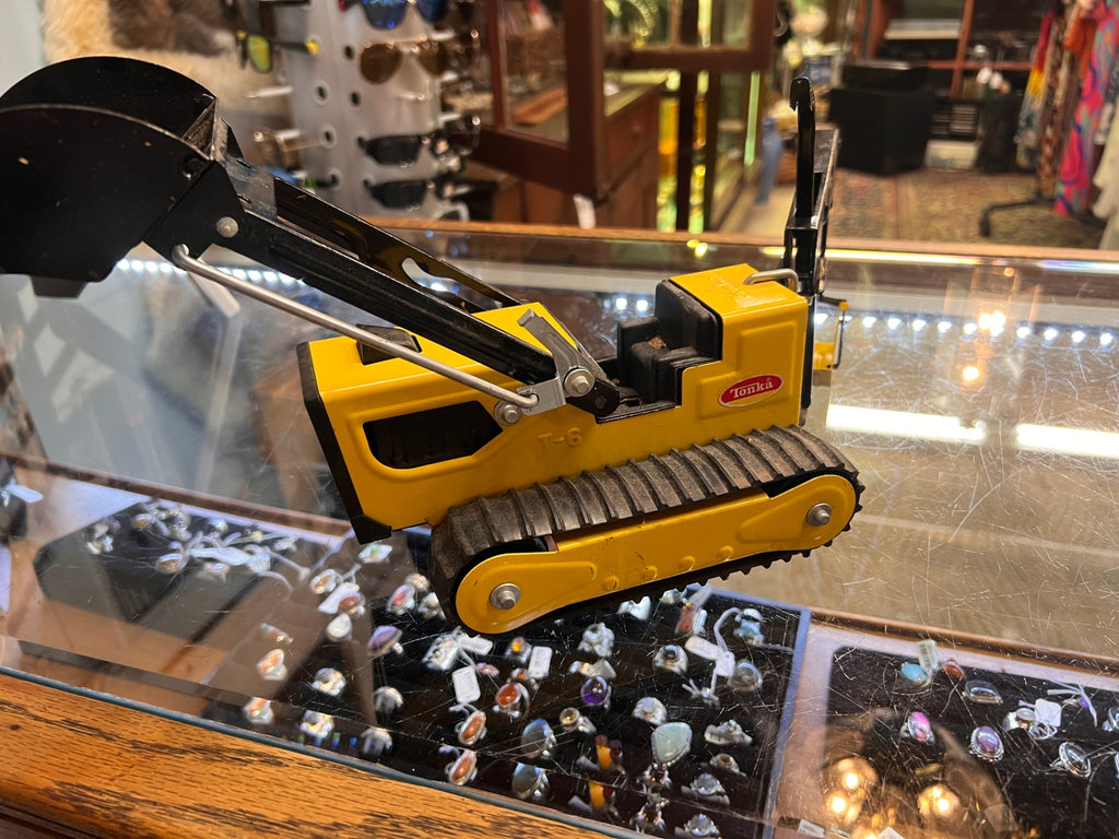 Vintage Tonka T-6 Metal Tracked Excavator Backhoe – Yellow Construction Toy with Digging Bucket