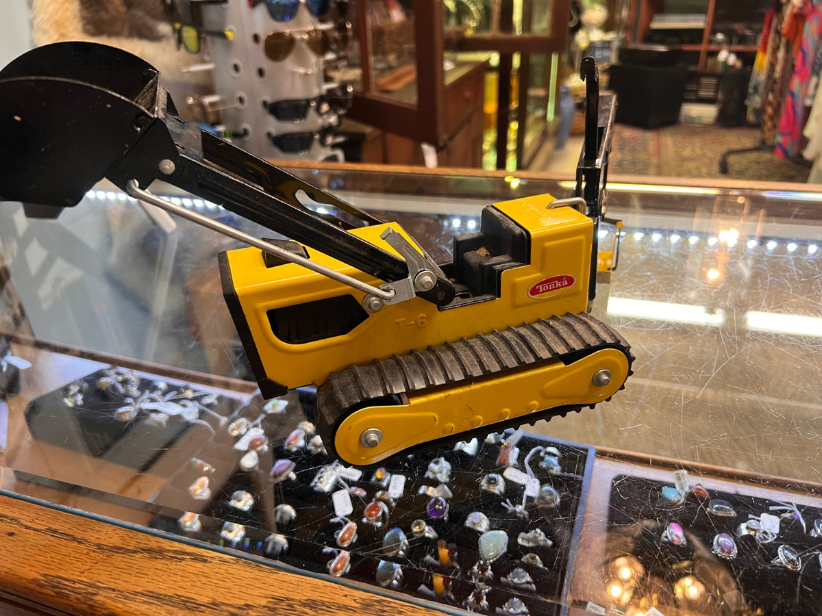 Vintage Tonka T-6 Metal Tracked Excavator Backhoe – Yellow Construction Toy with Digging Bucket