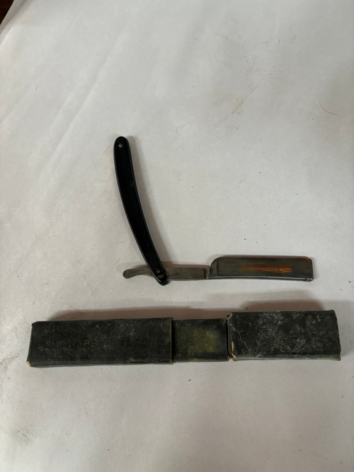 Antique Straight Edge Barber Shaving Razor with Black Handle & Original Storage Case – Early 20th Century