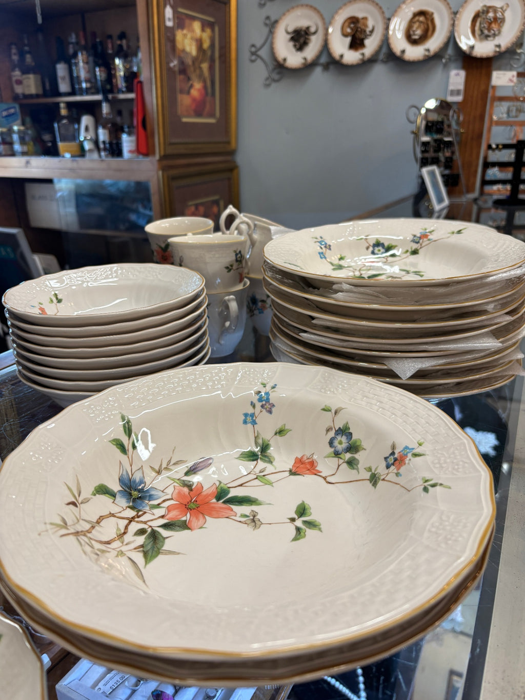 Monique by Mikasa Set of 8 with 2 serving bowls and gravy boat with underplate