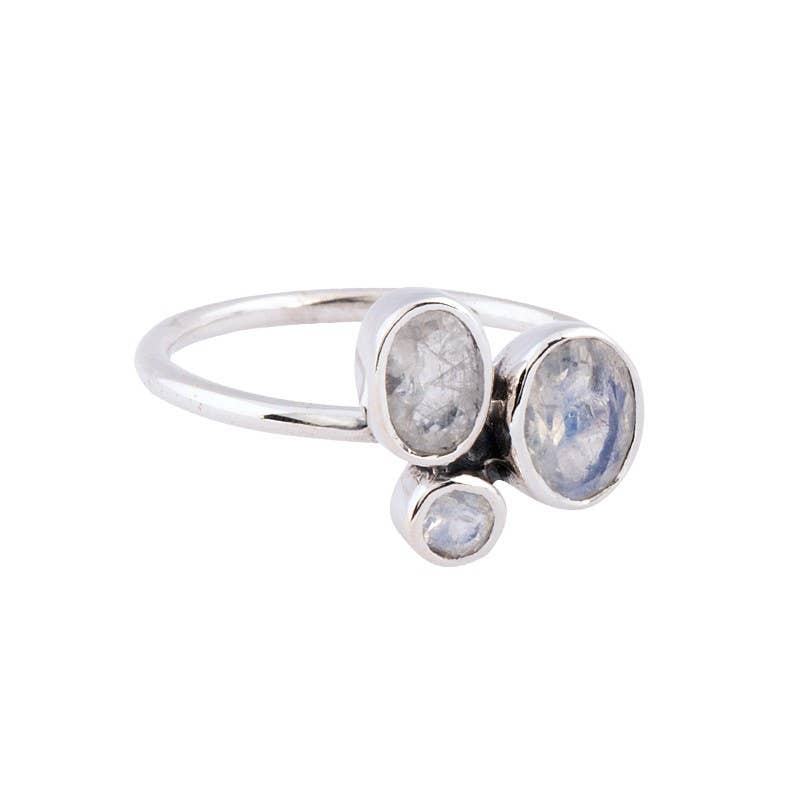 3 STONE STERLING SILVER RING: SIZE 7 / AMETHYST