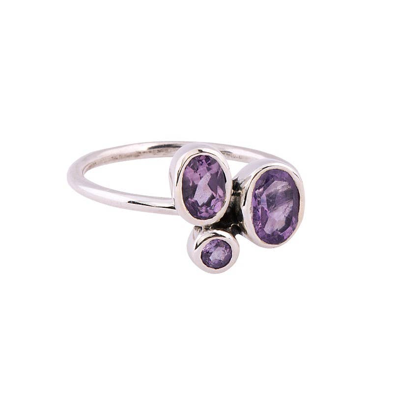 3 STONE STERLING SILVER RING: SIZE 7 / AMETHYST