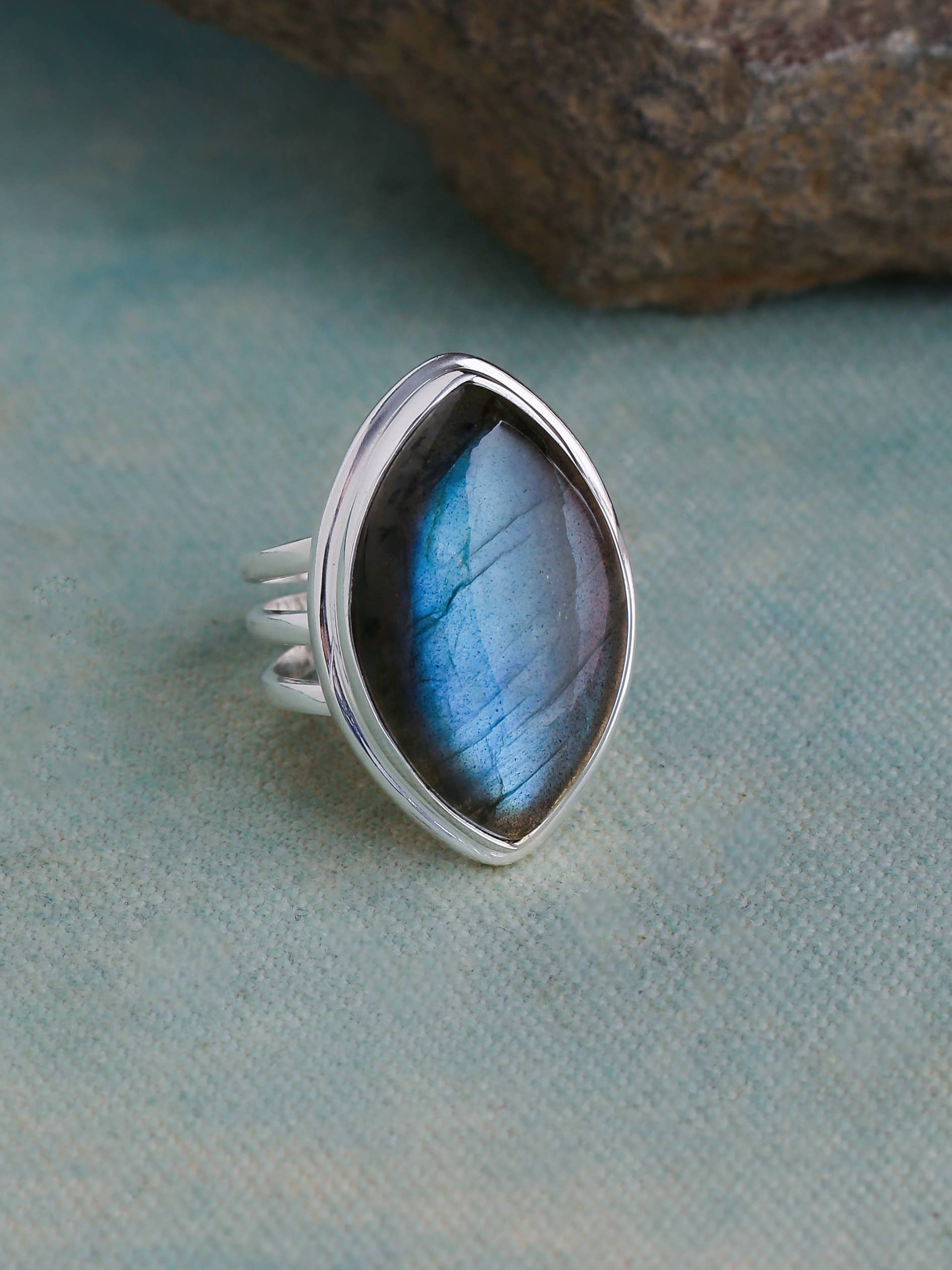 Labradorite 925 Sterling Silver Bold Ring: 8