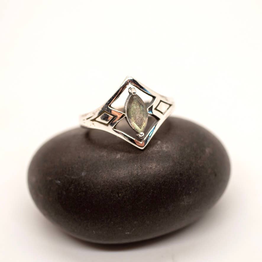 Sterling Silver Mystic Labradorite Ring: 7
