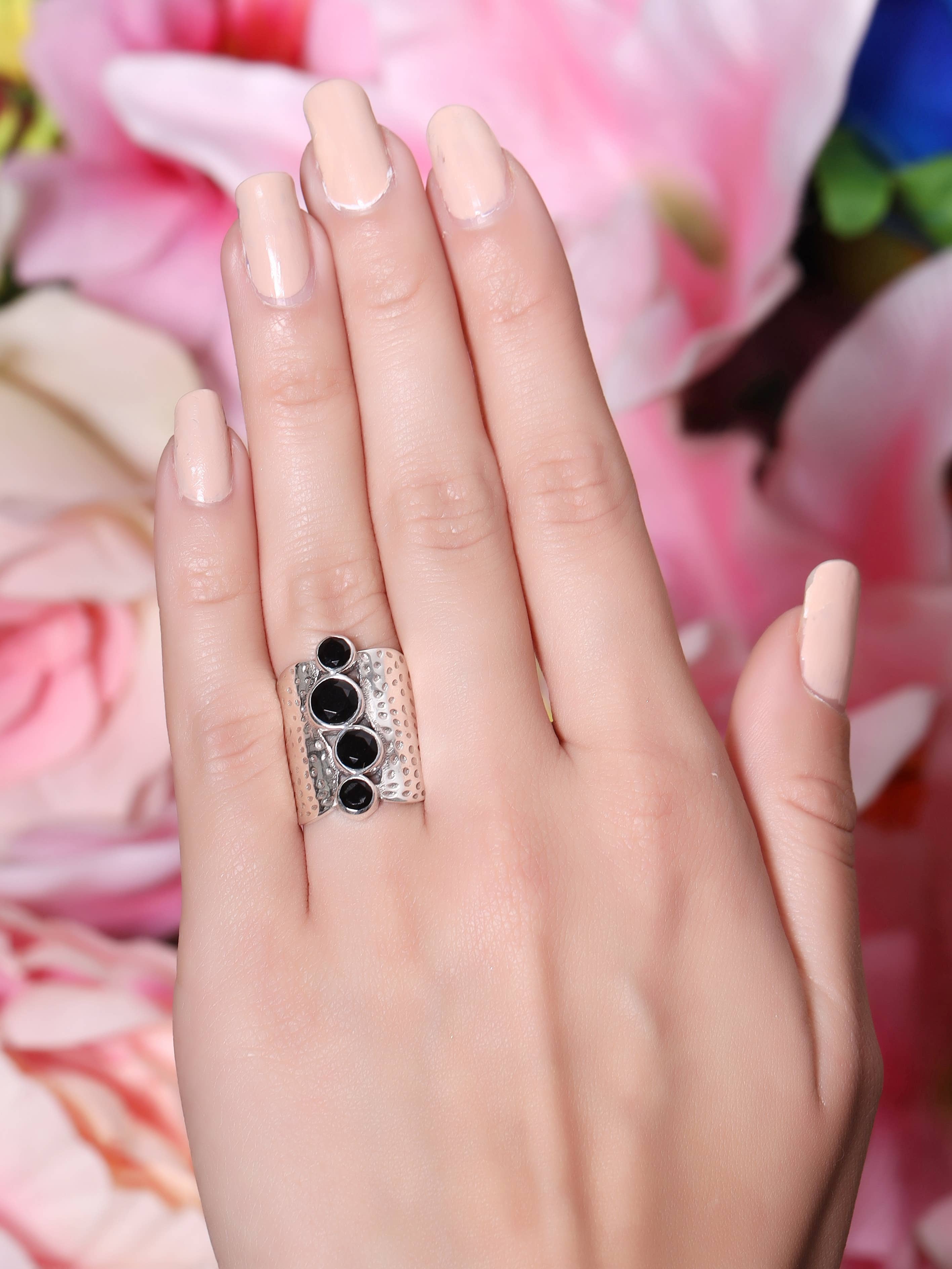 Black Onyx 925 Sterling Silver Hammered Statement Ring: 7