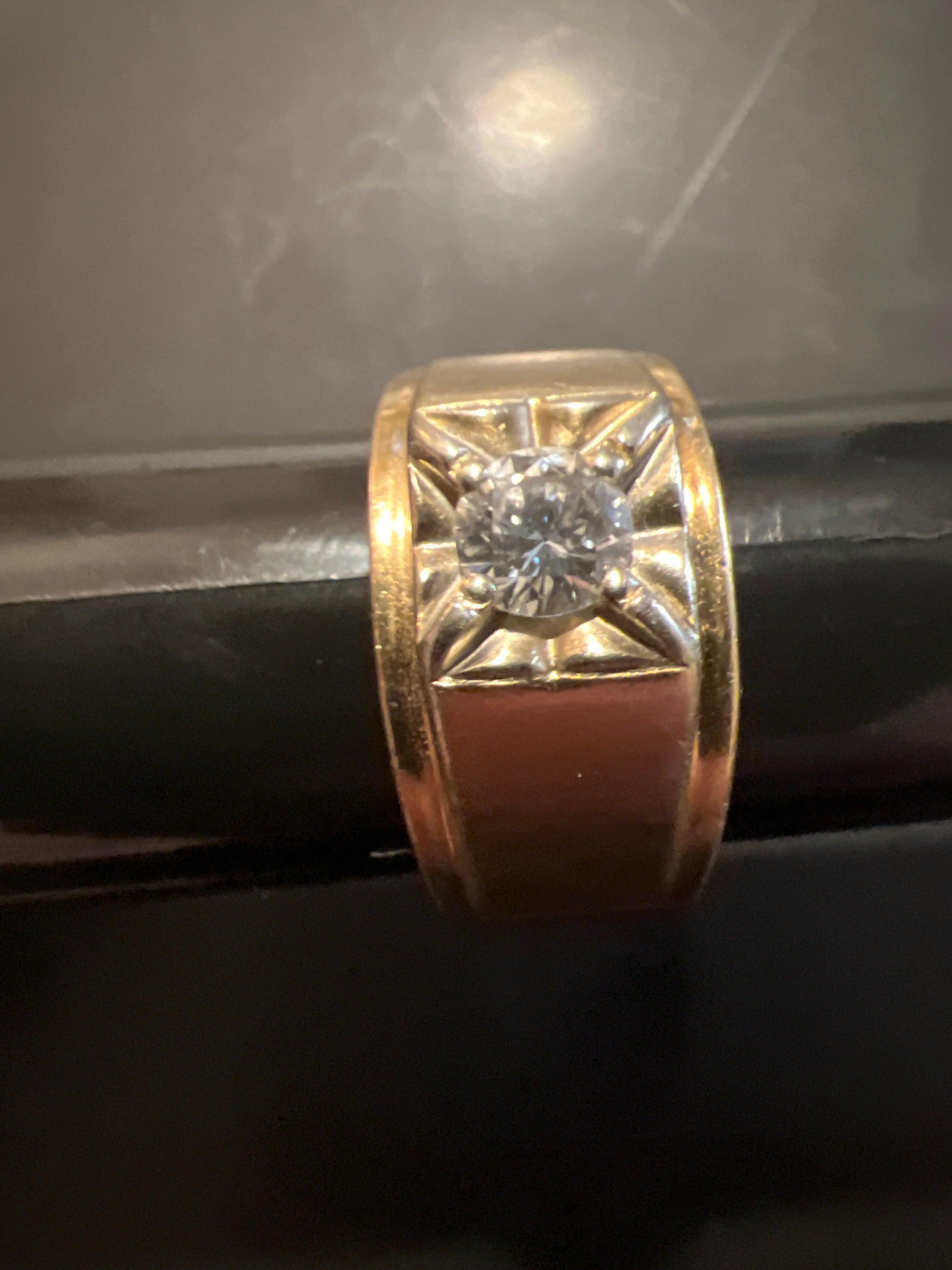 15.73 g 14 karat gold size 10 1/2 diamond ring