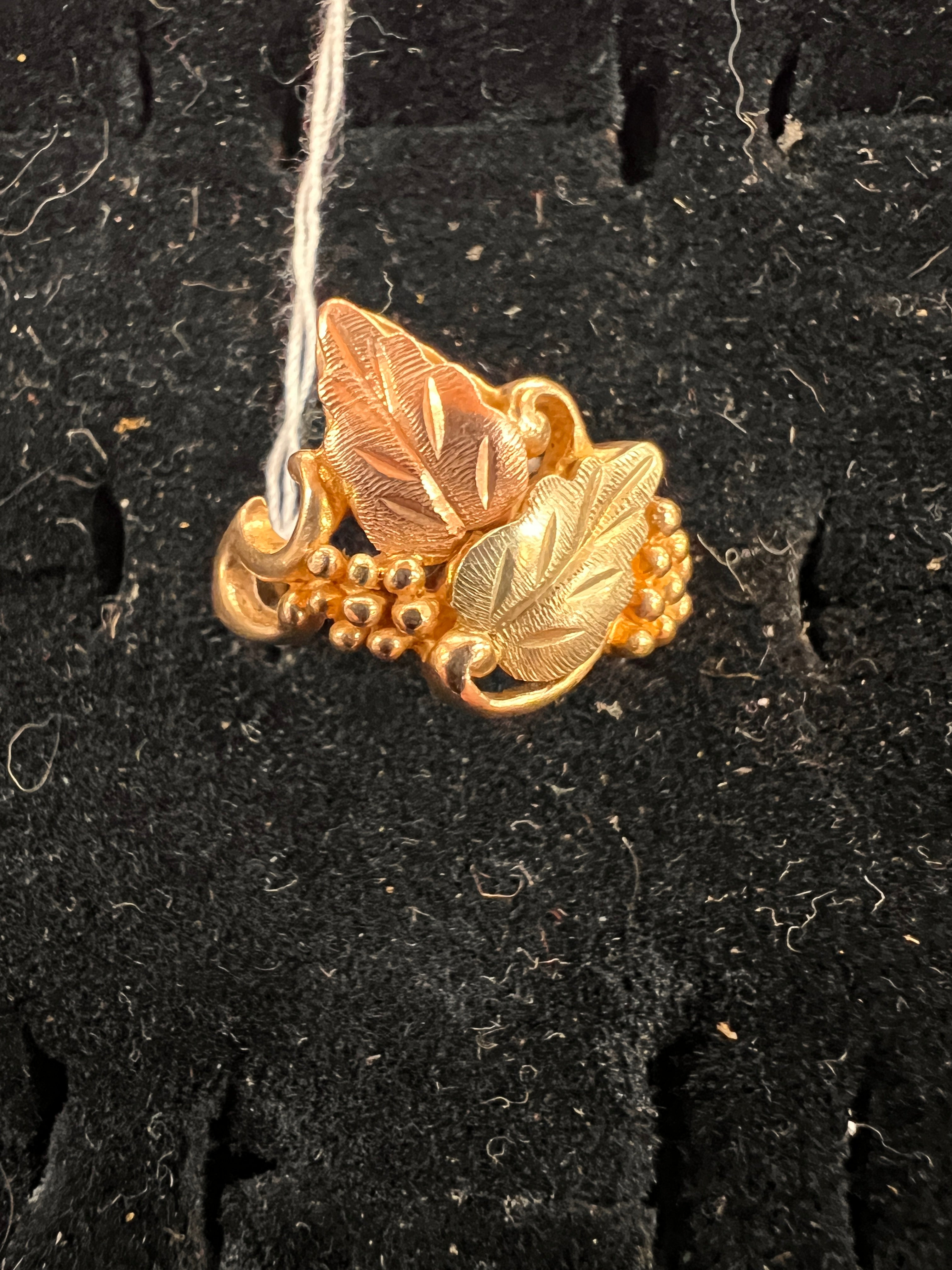 10 Karat Gold Grapevine ring Size 7.75