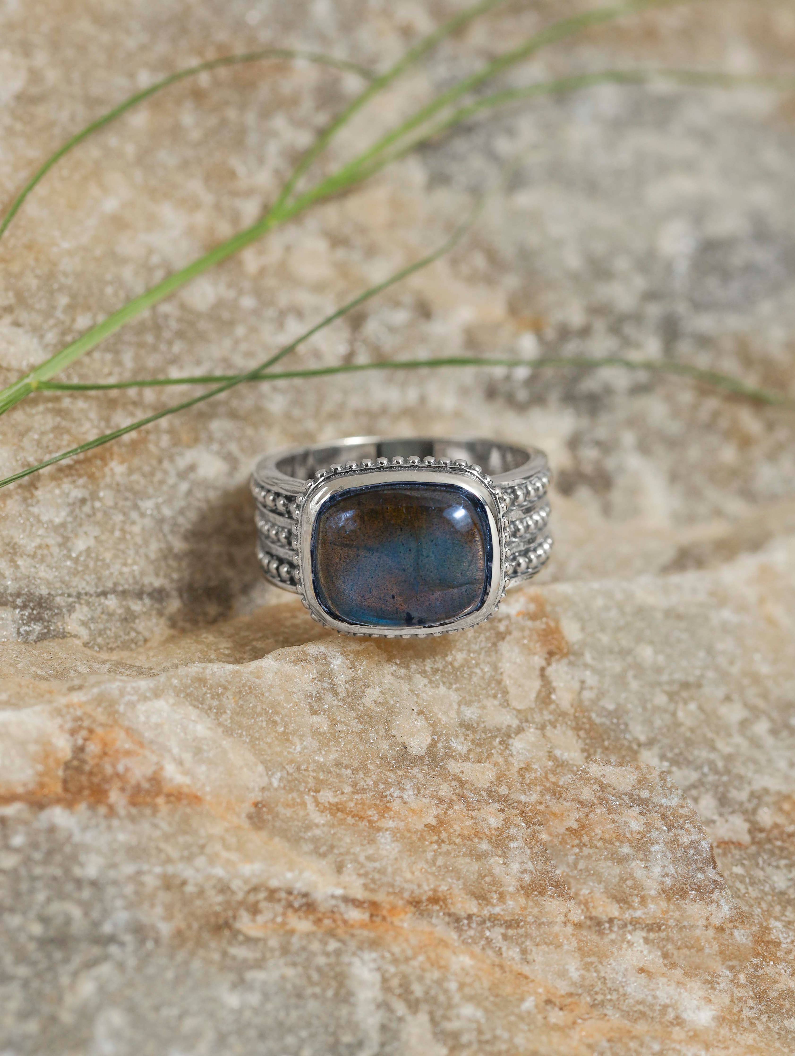 925 Sterling Silver Labradorite Gemstone Textured Ring: 7